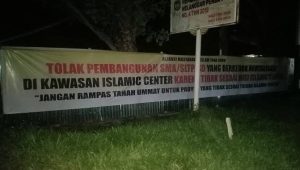 Baliho Penolakan Terpasang Pada Pagar Proyek Revitalisasi Kawasan Islamic Center Palopo