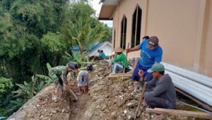 Gotong Royong, Babinsa Koramil 1403-08 Limbong Bantu Warga Bangun Rumah