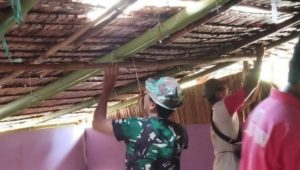 Gotong Royong, Babinsa Koramil 1403-08 Limbong Bantu Warga Ganti Atap Rumah