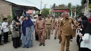 Resmikan Gapura Desa Riwang, Bupati Bersama Ketua TP PKK Luwu Terharu