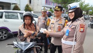 Ops Keselamatan 2023, Wakapolres Palopo Beri Hadiah Bagi Pengendera yang Tertib