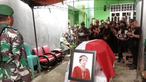 Veteran PKRI 1945, Jenazah Almarhumah Linjte Patonkang Dilepas Secara Militer