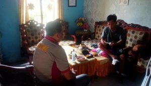 Sambang ke Wilayah Binaan, Bhabinkamtibmas Menjenguk Anak Ketua RT