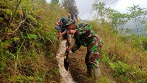 Bentuk Kerjasama TNI Kepada Masyarakat, Babinsa Koramil Limbong Gotong Royong Perbaiki Saluran Irigasi