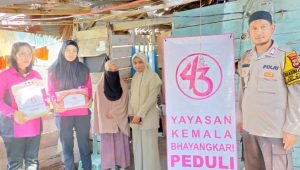 Berbagi Berkah, Bhabinkamtibmas Dampingi Ketua Cabang Bhayangkari Polres Palopo Salurkan Bansos