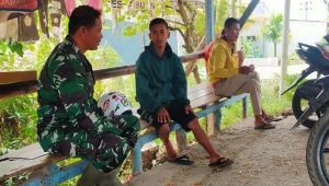Personil Babinsa Koramil Limbong Dim 1403 Palopo Rem 141 Toddopuli Jalin Silaturahmi Bersama Tukang Objek