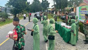 Berkah Ramadan, Danramil Bersama Ketua Persit KCK Ranting XIV Wotu Berbagi Takjil