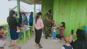Komsos di Posyandu, Babinsa 08 Limbong Dim 1403 Palopo Rem 141 Toddopuli Imbau Jaga Kesehatan Balita