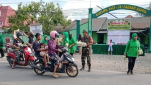 TNI Manunggal dengan Rakyat, Plh Danramil Padangsappa Berbagi Takjil