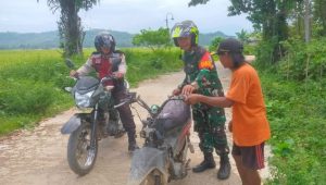 Beri Rasa Aman dan Nyaman, Babinsa Koramil Limbong Dim 1403 Palopo Rem 141 Toddopuli  Lakukan Patroli