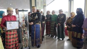 Peringati Hardiknas 2023, Basmin Mattayang Beri Penghargaan Sekolah dan Guru Berprestasi