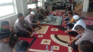 Sinergitas, Salat Jumat Bersama TNI Polri di Masamba Bagikan Bantuan Kemanusiaan
