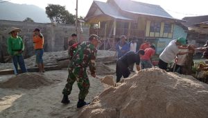 Tumbuhkan Rasa Kebersamaan, Babinsa Koramil Limbong Bersama Warga Gotong Royong Bangun Pondasi Masjid