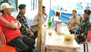 Komsos, Personil Koramil Limbong Dim 1403 Palopo Imbau Waspada Cuaca Extrime dan Jaga Kamtibmas