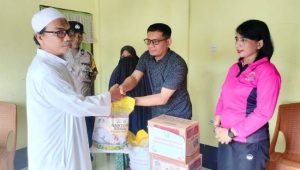 Serahkan Bantuan Sosial, Iptu Firman : Bentuk Kepedulian Polres Palopo