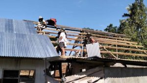 Gotong Royong, Babinsa Koramil Limbong Dim 1403 Palopo Bantu Warga Ganti Atap Rumah