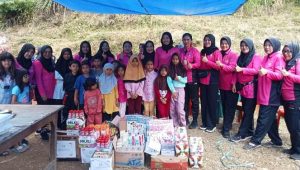 Bentuk Kepedulian, Bhayangkari Cabang Palopo Serahkan Bantuan Peralatan Sekolah di Tandung