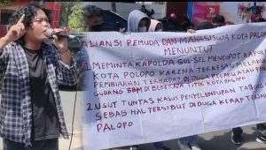Demo BBM Subsidi, Massa Aksi Bentangkan Spanduk Berisi Tulisan Copot Kapolres Palopo