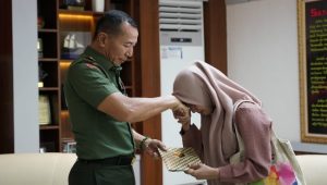 Gadis Pengangkat Semen yang Pernah Viral Bertemu dengan Pangdam XIV/Hasanuddin