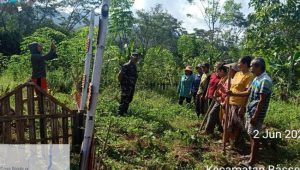Ciptakan Lingkungan Indah, Babinsa Bastem Bersama Warga Laksanakan Jumat Bersih