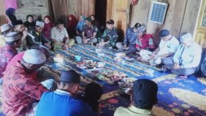 Komsos di Acara Aqiqah, Babinsa Koramil Limbong Berikan Imbauan dan Penekanan