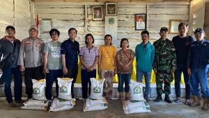 Babinsa Limbong Salurkan Bantuan Beras di Tiga Desa