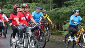 HUT Bhayangkara Ke-77, Dandim 1403 Palopo Didampingi Ketua Persit KCK Cabang Palopo Hadiri Fun Bike