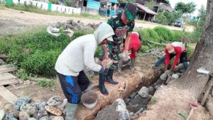 Peduli Terhadap Warganya, Babinsa Koramil Limbong Dim 1403 Palopo Gotong Royong Membangun Pondasi Rumah