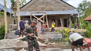 Gotong Royong, Babinsa Koramil Limbong Bantu Warga Dirikan Rumah di Desa Hoyane