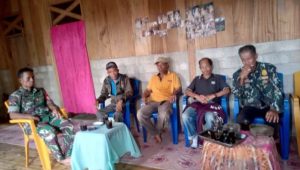 Personil Babinsa Koramil Limbong Ajak Bijak Bermedsos Saat Lakukan Komsos di Wilayah