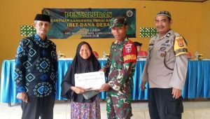 Harapkan Tepat Sasaran, Babinsa Masamba Dampingi Penyaluran BLT DD