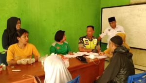 Wujud Kepedulian, Babinsa Koramil Masamba Dampingi Petugas Cek Kesehatan Lansia