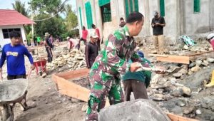 Ikut Membangun Sarana Ibadah, Babinsa Koramil Masamba Gotong Royong Bersama Warga Binaannya
