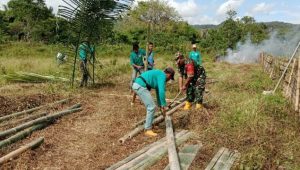 Sambut HUT RI Ke-78 Tahun, Babinsa Koramil Masamba Kerja Bakti Bersama Warga