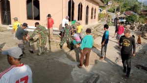 Jaga Solidaritas, Babinsa Koramil Limbong Gotong Royong Pembangunan Teras Masjid