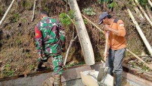 Kerja Bakti, Babinsa Koramil Limbong Bantu Pengecoran Rumah Milik Warga Binaannya