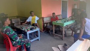 Pererat Keakraban TNI dan Rakyat, Babinsa Koramil Masamba Komsos Dengan Warga
