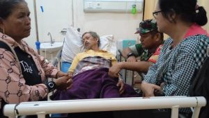 Wujud Kepedulian, Babinsa Koramil Masamba Jenguk Warganya Yang Sakit
