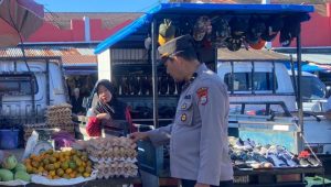 Cek Harga Sembako, Wakapolsek Tinggimoncong Monitoring di Pasar Sentral Malino