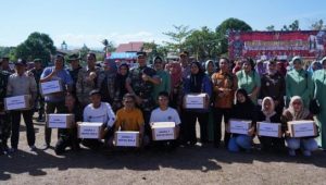 TMMD ke-117 Resmi Ditutup, Pangdam XIV Hasanuddin Salurkan Sembako Bagi Warga Kurang Mampu