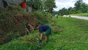 Jelang HUT RI Ke-78, Babinsa Koramil Masamba Bersama Masyarakat Kerja Bakti