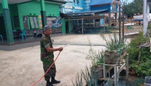 Rawat Tanaman di Makoramil, Babinsa Koramil Masamba Lakukan Penyiraman