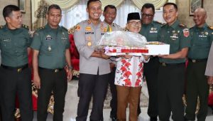Harmonis, Dandim 1403 Palopo Beri Kejutan Kue Ulang Tahun Kepada Walikota Palopo