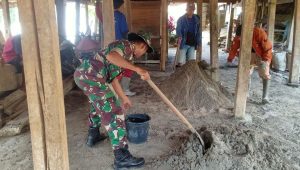 Antisipasi Hujan Deras, Babinsa Koramil Limbong Kerja Bakti Bersama Warga Buat Tanggul Penahan Tanah