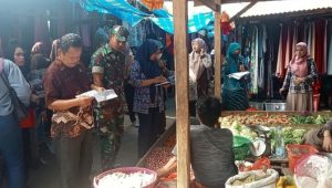 Monitoring Ketersediaan Harga Sembako, Babinsa Koramil Masamba Kunjungi Pasar Sentral