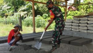 Wujud kepedulian, Babinsa Koramil Masamba Bantu Warga Membuat Batako