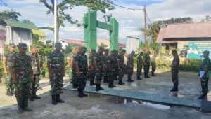 Pimpin Apel Luar Biasa, Danramil Masamba Cek Handphone Anggota