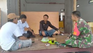 Jalin Hubungan yang Baik, Babinsa Koramil Masamba Komsos Bersama Kades Lapapa