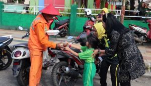 Jumat Berkah, Ketua Persit Bersama Murid TK Kartika XX-42 Palopo Bagikan Nasi Kotak
