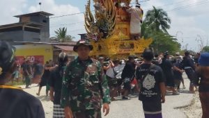 Babinsa Koramil Masamba Pantau Kelancaran Upacara Ngaben di Desa Mekar Jaya